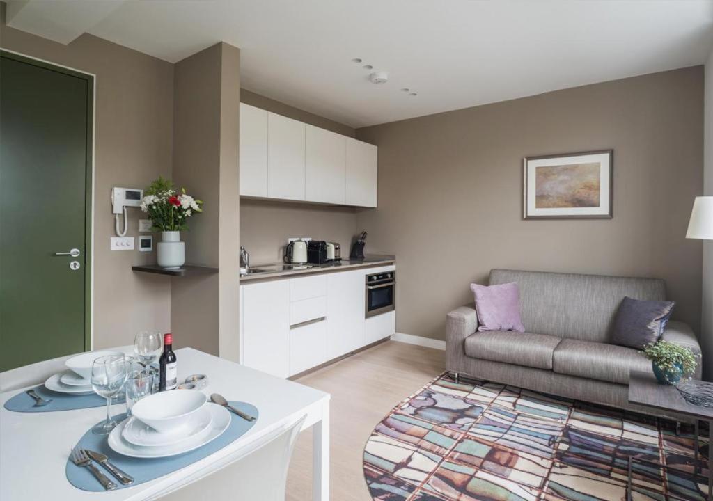 Wells Court By Aeria Apartments Лондон Екстериор снимка
